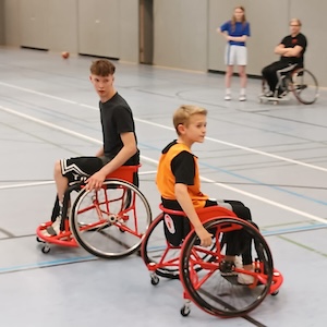 Jugendliche spielen Rollstuhlbasketball mit LTS Ribaund